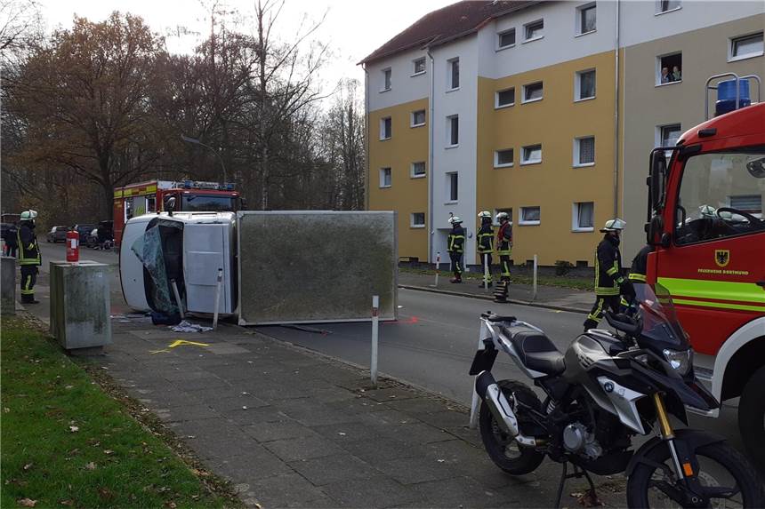 Schwerer Verkehrsunfall im Dortmunder Westen: Hubschrauber im Einsatz Ein Kleintransporter kippte bei dem Unfall an der Bothestraße im Jungferntal zur Seite.