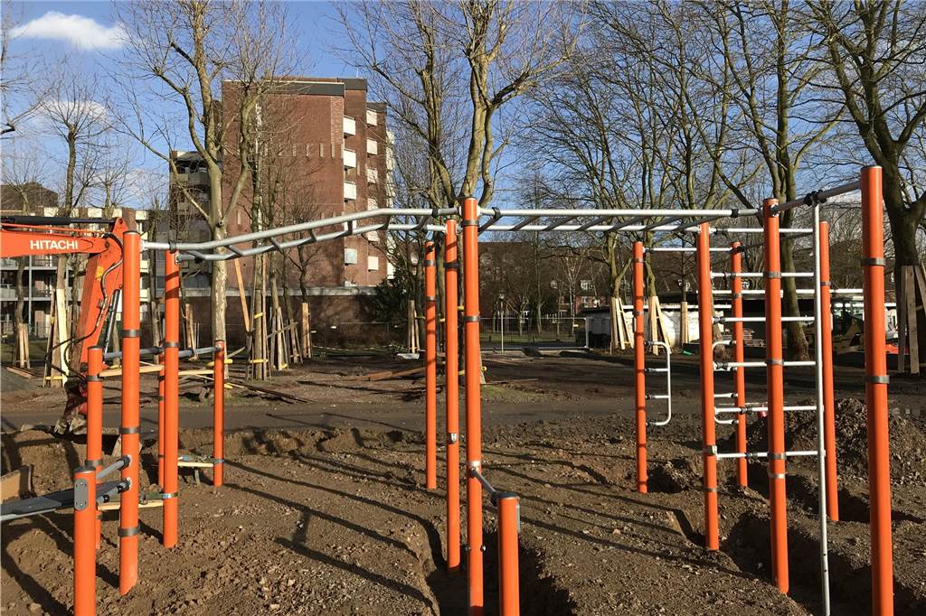 Rundweg, Spielgeräte, Kanalterrasse: Bürgerpark nimmt Formen an Ein Klettergerüst steht schon da, wo später der Bewegungs- und Spielplatz eingerichtet wird.