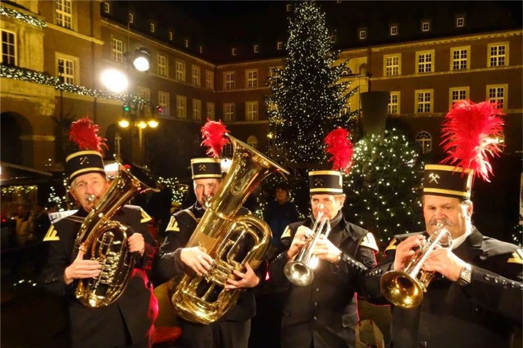 Viele Olfener musizieren beim Adventsmarkt auf der Bühne Ein Knappenquartett zieht am Sonntag, 4. Dezember, durch die Innenstadt.