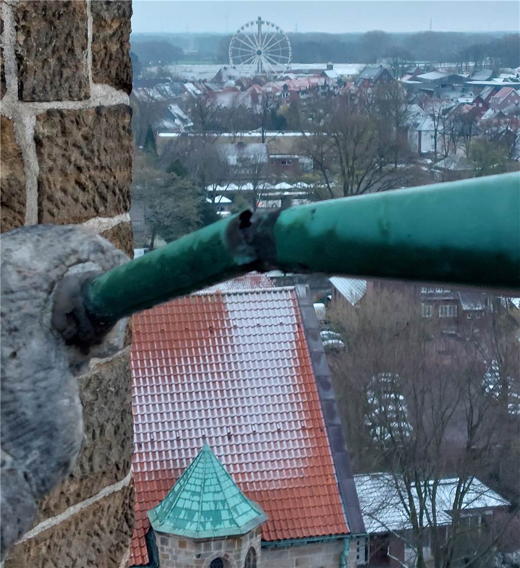 Knick in der Posaune barg Gefahr: Zwei Engel am Kirchturm ohne Instrument Ein Foto vom 1. April 2022 zeigt den „Knick in der Posaune".