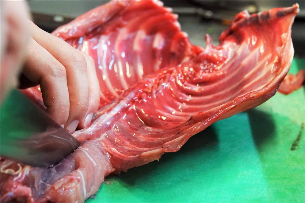 Nutrias als Braten, Gulasch oder im Salat: „Hat gar nichts mit Ratte zu tun“ Ein Kochkursteilnehmer schneidet Fleisch von der Karkasse eines Nutria.