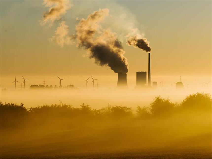 OECD kritisiert Subventionen für Kohle und Öl Ein Kohlekraftwerk im Licht der aufgehenden Sonne. Foto: Julian Stratenschulte
