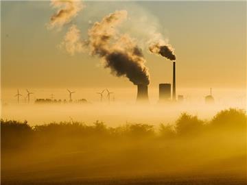 Ein Kohlekraftwerk im Licht der aufgehenden Sonne. Foto: Julian Stratenschulte