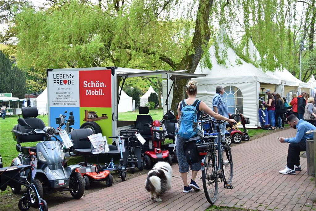 Fahrrad- und Outdoor-Tage: Fahrräder bekamen ordentliche Dusche ab Besucher spazieren an den Ständen entlang.