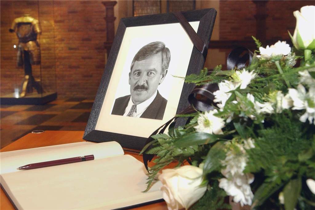 Selbstmord oder Unfall: Vor 20 Jahren stürzte Jürgen Möllemann in den Tod Ein Kondolenzbuch liegt einen Tag nach dem Unglück im Bürgersaal des historischen Rathauses in Münster neben einem Porträt des früheren FDP-Spitzenpolitikers Jürgen Möllemann und einem Blumengebinde.