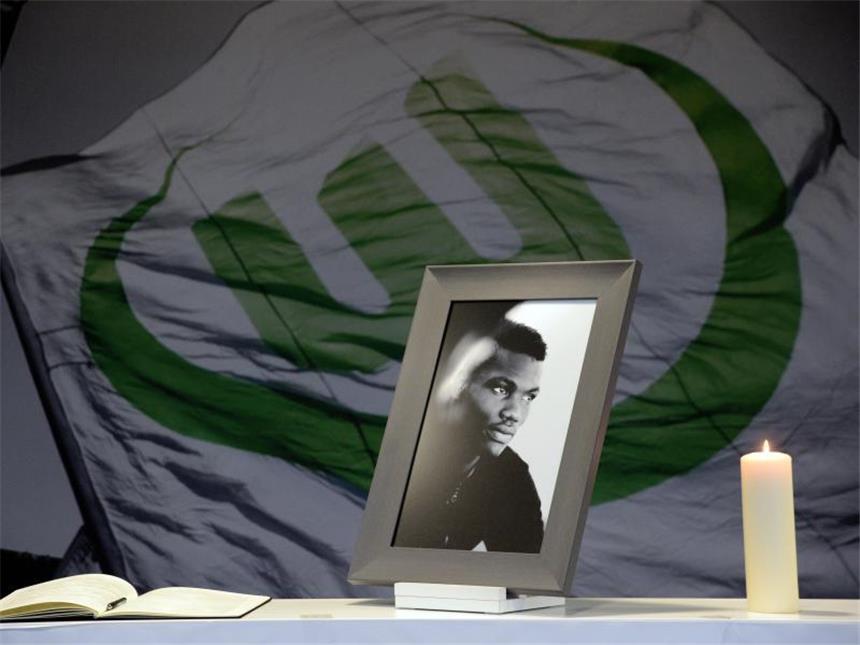 Polizei: Malanda war bei Unfall nicht angeschnallt Ein Kondolenzbuch liegt im Stadion des VfL Wolfsburg aus. Foto: Peter Steffen