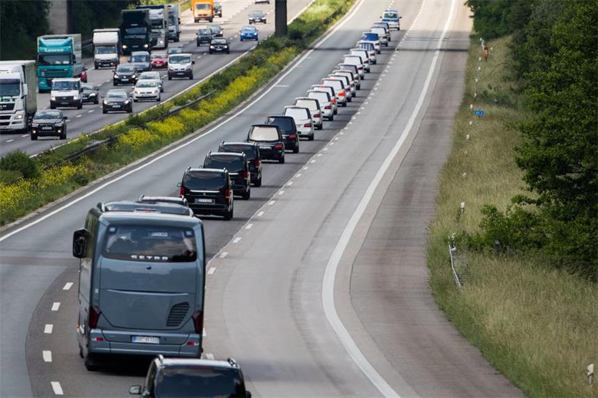 "Es ist unfassbar und bleibt es für immer" Ein Konvoi aus Leichenwagen mit Opfern des Germanwings-Absturzes fährt über die Autobahn A3 bei Mülheim an der Ruhr in Richtung Haltern.