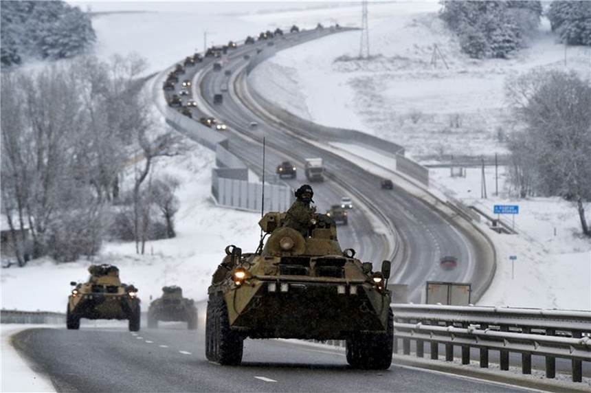 Russland zieht offenbar weitere Soldaten von der Krim zurück Ein Konvoi gepanzerter russischer Fahrzeuge Mitte Januar auf einer Autobahn auf der Krim.