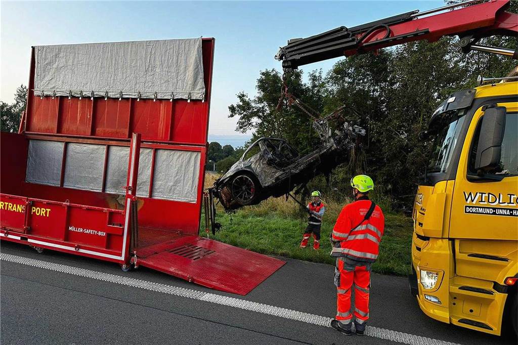 Ein Kran beim Bergungseinsatz an der Unfallstelle im Kreuz Dortmund/Unna von A44 und A1.