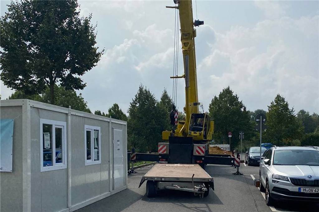 Die langweiligste Attraktion einer Dortmunder Traditionskirmes Ein Kran hat den Container der Teststelle auf einen Anhänger verladen