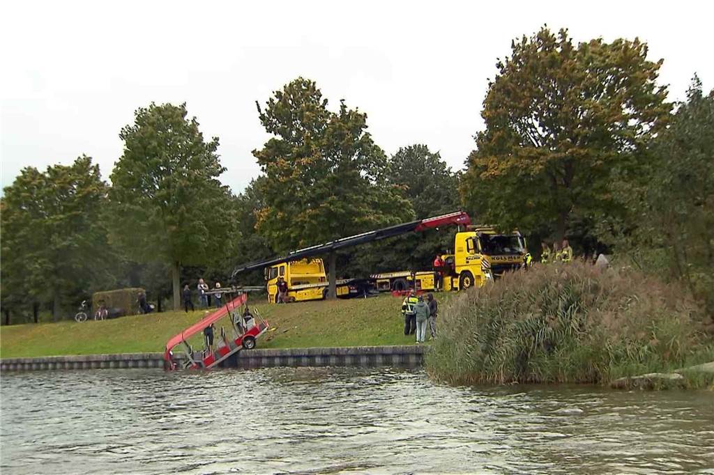 Ein Kran zog das Elektrofahrzeug aus dem Horstmarer See.
