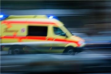 Ein Krankenwagen im Einsatz. Foto: Arno Burgi/Archiv