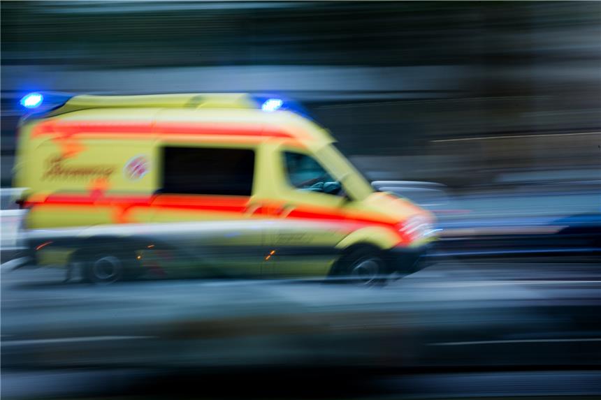 Autofahrer fährt Jungen über den Fuß und flieht Ein Krankenwagen im Einsatz (Symbolbild).