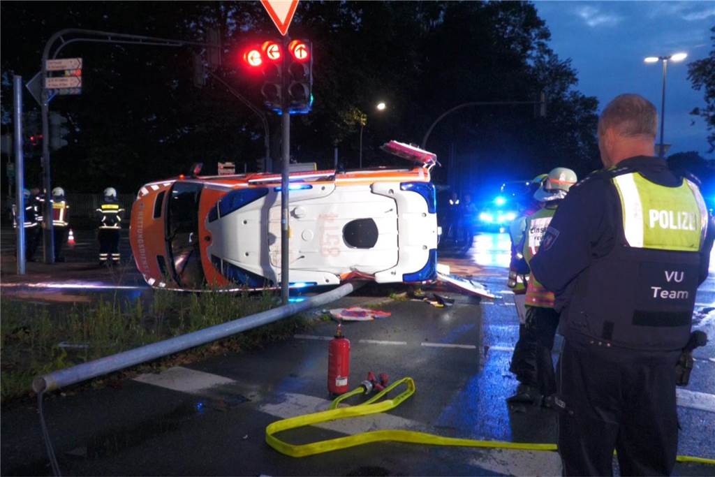 Ein Krankenwagen liegt an der Unfallstelle auf der Seite.