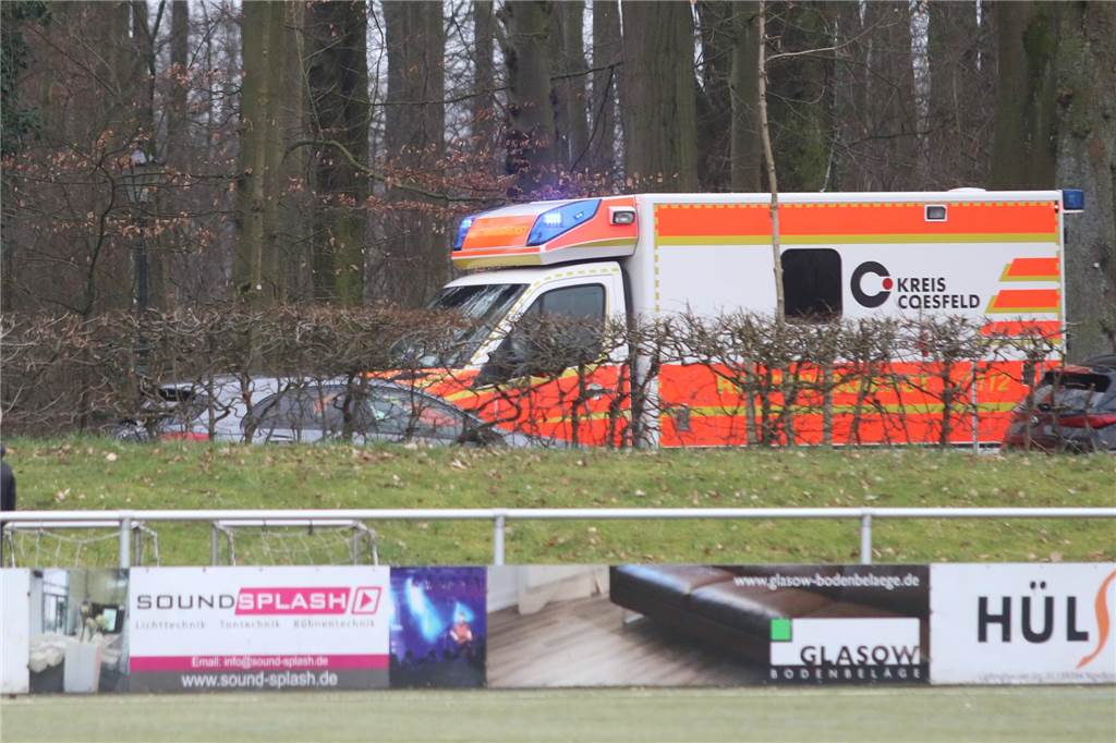 Krankenwageneinsatz, Platzverweis, Traumtor: Viel los beim FC Nordkirchen Ein Krankenwageneinsatz überschattete das Spiel.