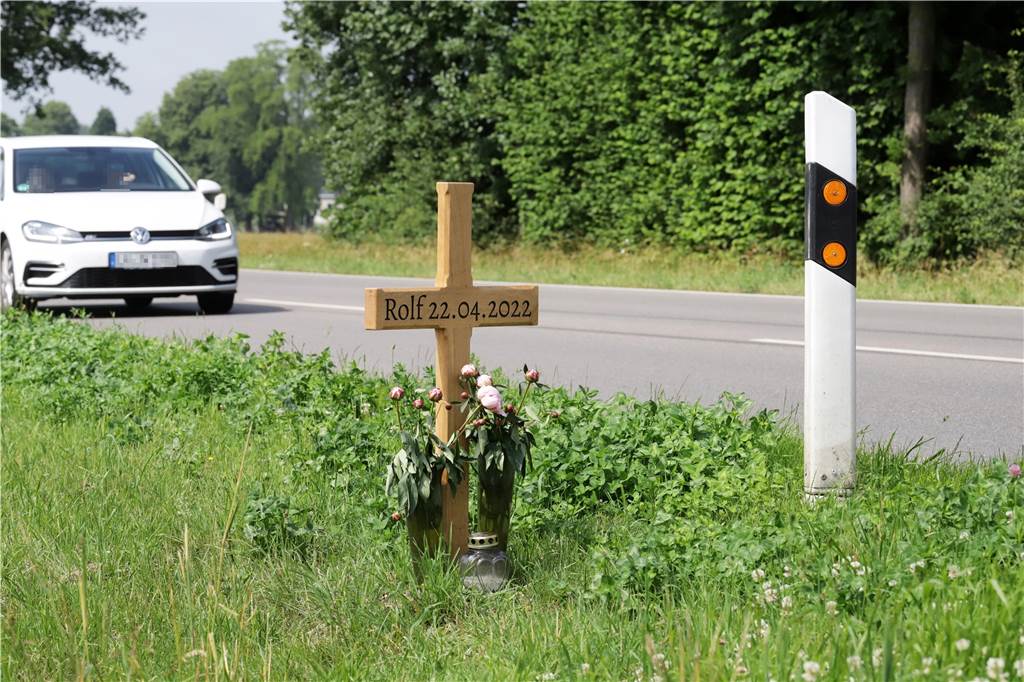 Ein Kreuz und Blumen erinnern neben der Lüdinghausener Straße an Rolf Kurek.
