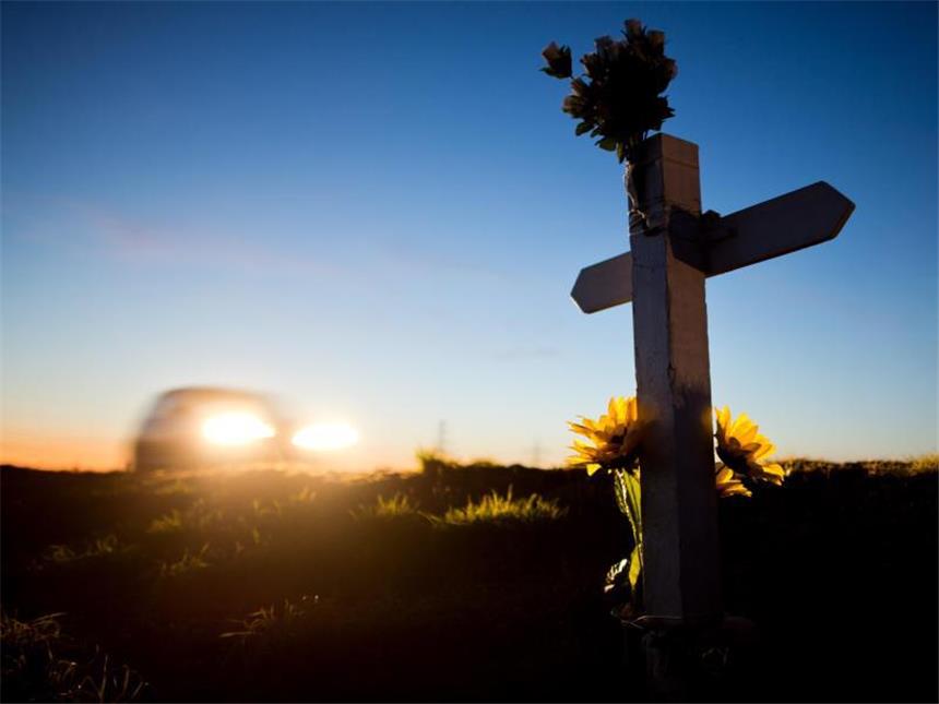 Zahl der Verkehrstoten deutlich gestiegen Ein Kreuz und Blumen zur Erinnerung an einen Verkehrstoten an einer Landstraße in Niedersachsen. Foto: Julian Stratenschulte