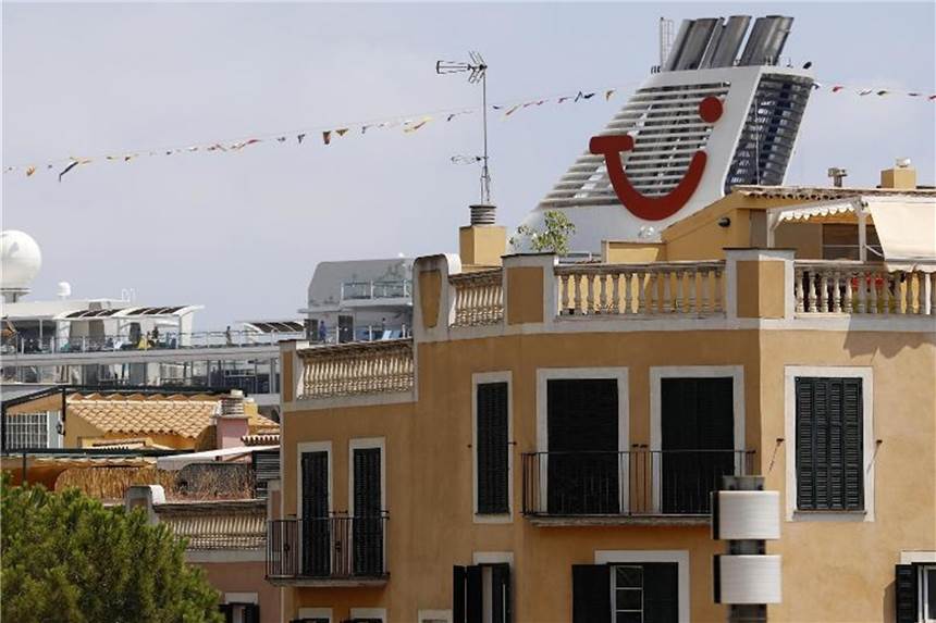 Heißer Sommer und Brexit-Folgen belasten Reisekonzern Tui Ein Kreuzfahrtschiff macht im Hafen von Palme de Mallorca fest. Die Insel ist eines der wichtigsten Reiseziele für deutsche Touristen. Foto: Clara Margais