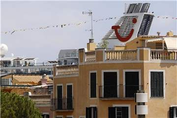 Ein Kreuzfahrtschiff macht im Hafen von Palme de Mallorca fest. Die Insel ist eines der wichtigsten Reiseziele für deutsche Touristen. Foto: Clara Margais