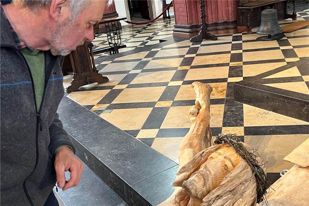 Ein kritischer Blick auf das Christus-Gesicht: Holzbildhauer Ernst Franz ist ein Perfektionist.