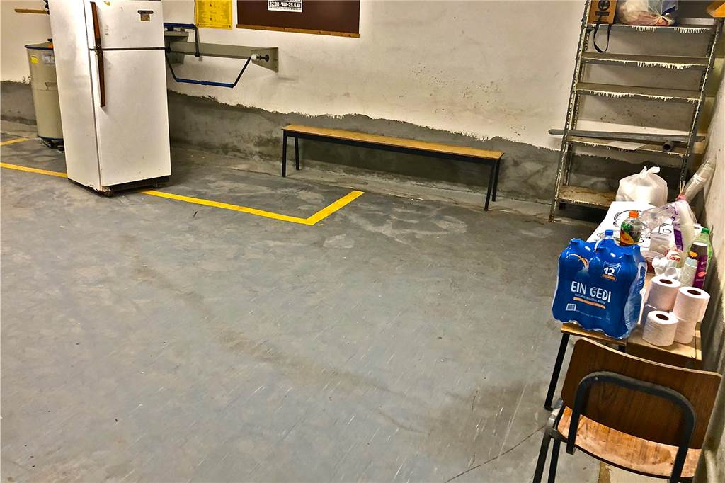 Fast täglich im Bunker: Dortmunderin erlebt Raketenangriffe auf Israel hautnah Ein Kühlschrank, Wasser, Hygieneartikel und Malvorlagen für die Kinder - mehr braucht es an dieser Stelle nicht.