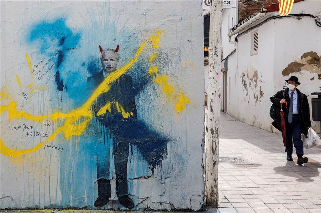 Sind Putins Tage an der Macht schon gezählt? Ein Künstler hat ein Graffiti von Putin mit Teufelshörnern und den Farben der Ukraine an einer Wand platziert.