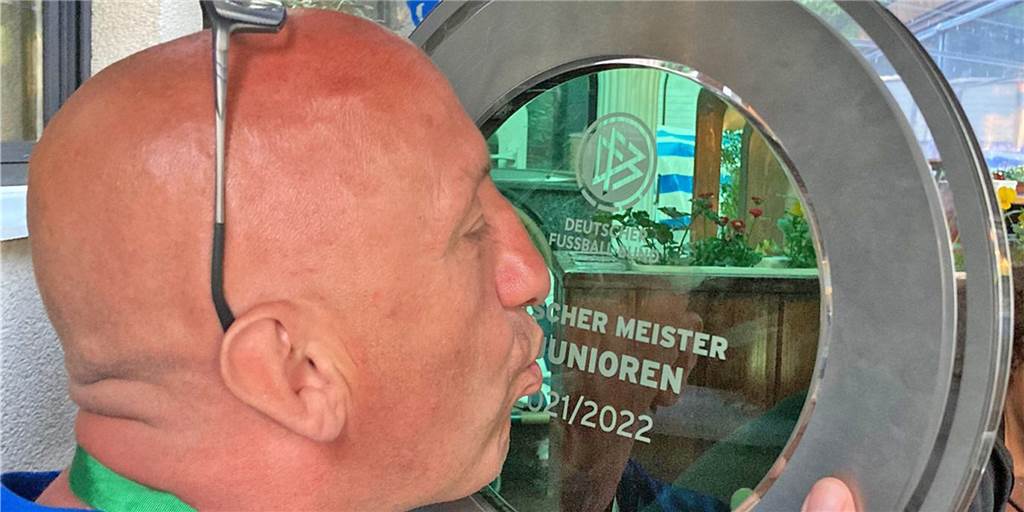 Deutscher Meister mit Schalkes U17 - der Dorstener Gregor Pogorzelczyk hatte großen Anteil daran Gregor Pogorzelczyk küsst den Pokal für den Deutschen U17-Meister 2022, FC Schalke 04