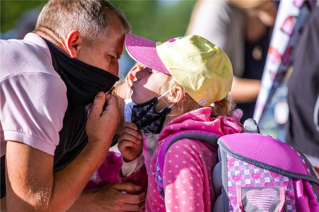 Die drei schrecklichen H: Homeschooling, Homeoffice, Haushalt – Wie schafft man das als Familie? Ein Küsschen für Papa: Viele Kinder sehen andere Kinder und Erwachsene zurzeit nur mit Maske. Das stresst.