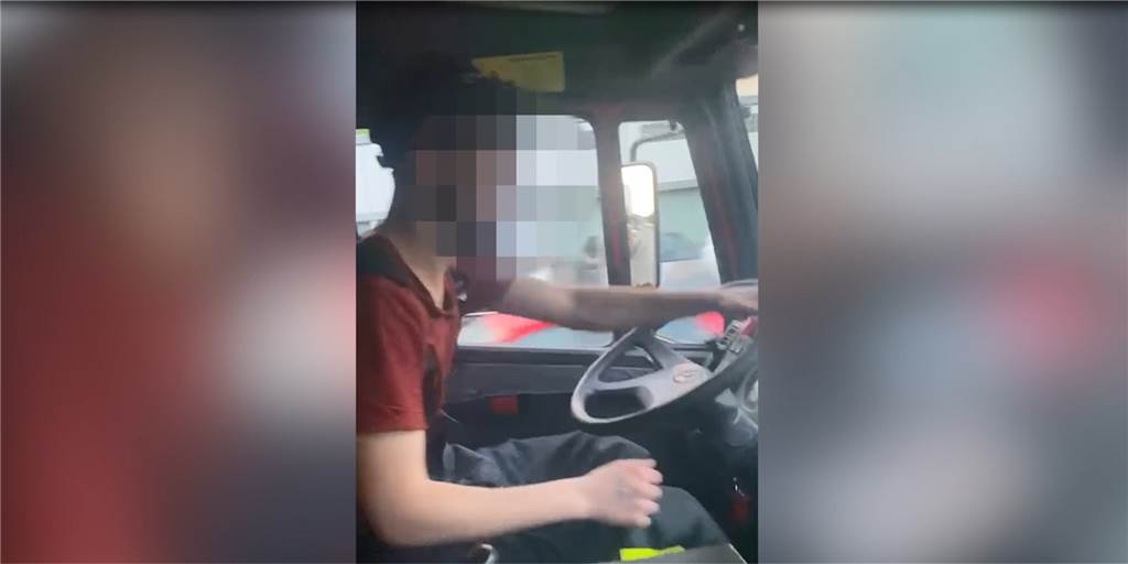 Unglaubliche Bilder: 18-Jähriger klaut Feuerwehrauto und wird vom Kumpel gefilmt Ein Kumpel filmte den Dieb eines Feuerwehrautos, als der durch den Dortmunder Süden fuhr.