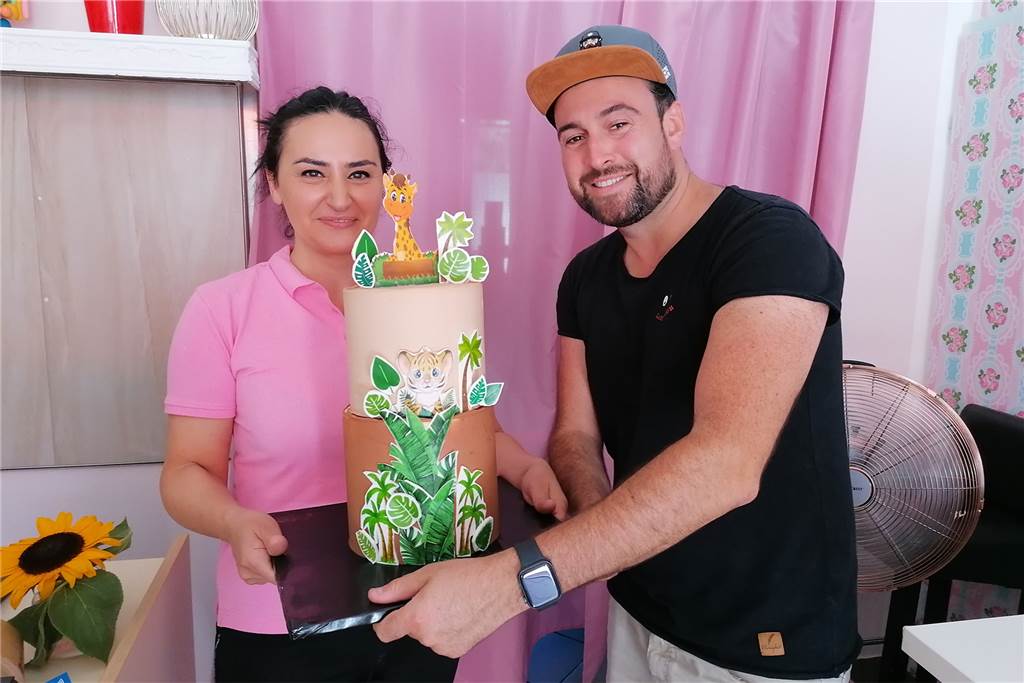 Neue Patisserie in Dortmund: Karriere der Konditorin ist außergewöhnlich Ein Kunde aus Düsseldorf holt eine Torte für einen Kindergeburtstag ab.