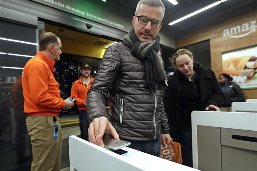 Kassenloser Amazon-Supermarkt: Datenschutz-Bedenken Ein Kunde scannt in Seattle (USA) seine Amazon Go App. Foto: Elaine Thompson/AP/dpa