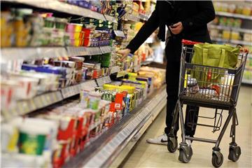 Ein Kunde steht vor einem Supermarktregal. Tiefer in die Tasche greifen mussten Verbraucher erneut für Nahrungsmittel. Foto: Oliver Berg