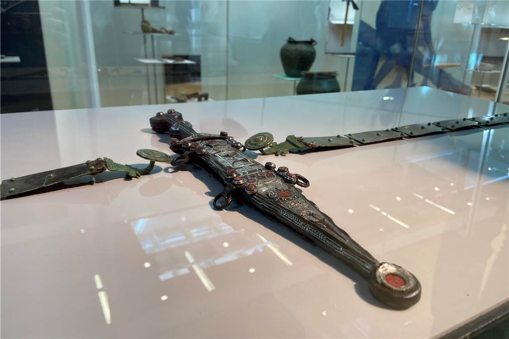 Ein kunstvoll verzierter Dolch eines Legionärs und der zugehörigen Waffengürtel.