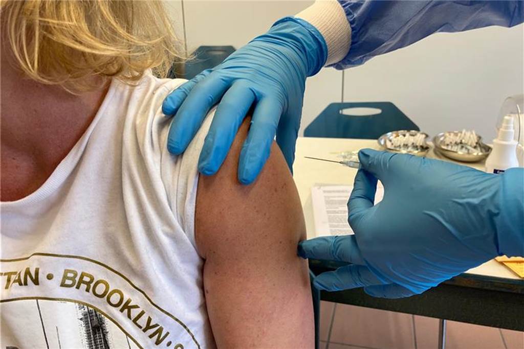 Ein kurzer Pieks in den Arm ist für die Impfung erforderlich.