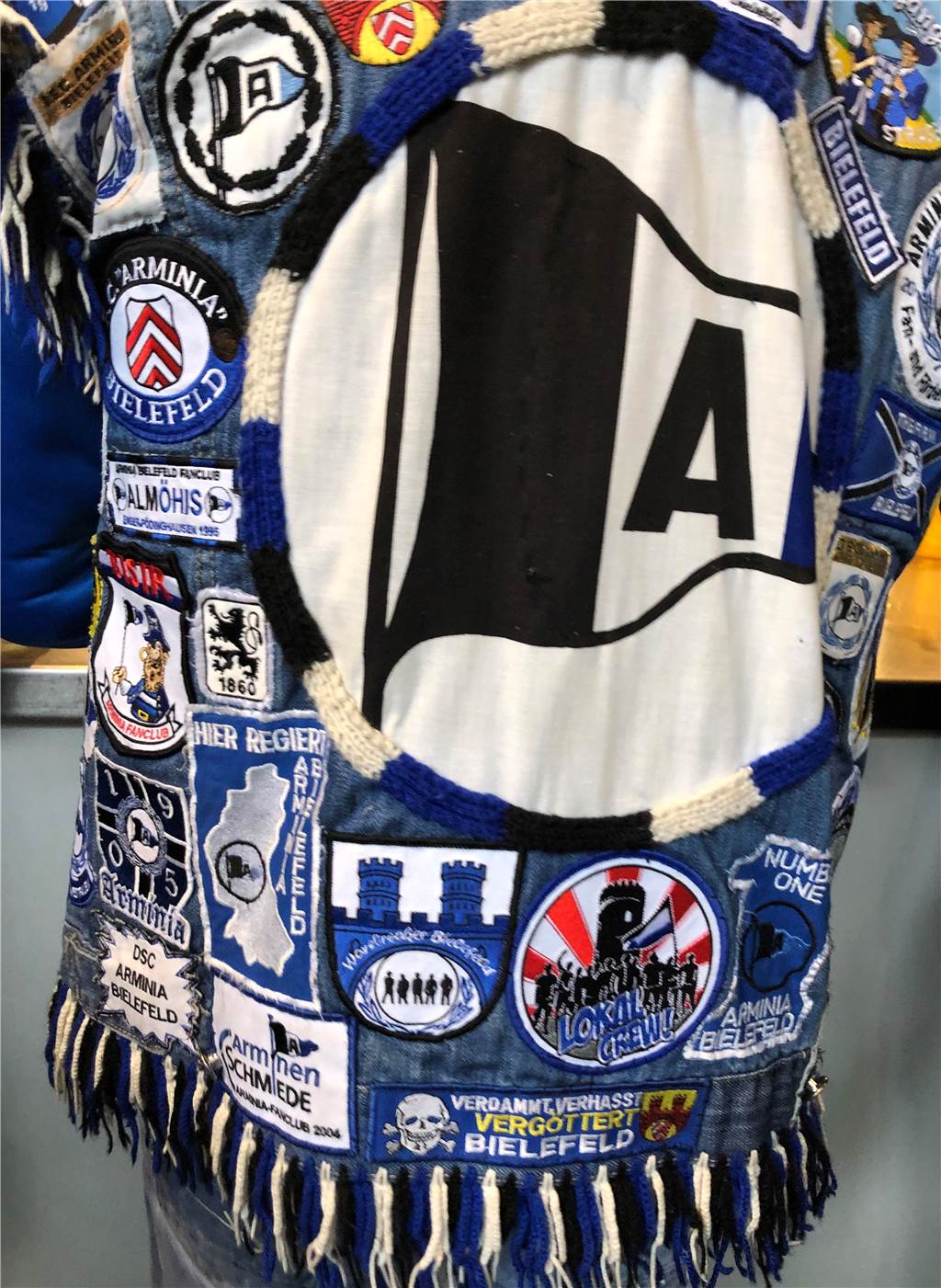 Mythos Arminia Bielefeld - und Amos Pieper mittendrin Ein Kuttenträger von Arminia Bielefeld steht am Bierstand.