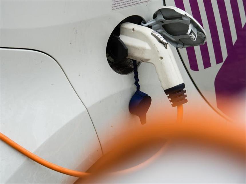 ElringKlinger-Chef: "Brauchen einen langen Atem" Ein Ladestecker steckt in einem Elektroauto vom Modell Citroën C-Zero. Foto: Sebastian Gollnow