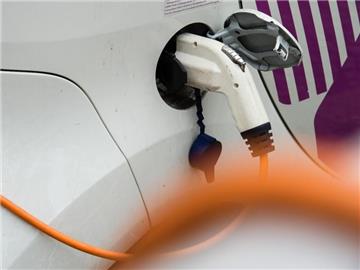 Ein Ladestecker steckt in einem Elektroauto vom Modell Citroën C-Zero. Foto: Sebastian Gollnow