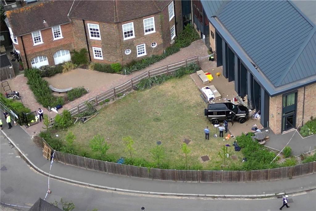 Nach Unglück an Londoner Schule: Zweites Mädchen gestorben Ein Land Rover Defender steht auf dem Gelände der Study Preparatory School. Nach dem Vorfall an der Londoner Schule, bei dem das Auto gegen das Schulgebäude gefahren war, ist ein Mädchen gestorben.