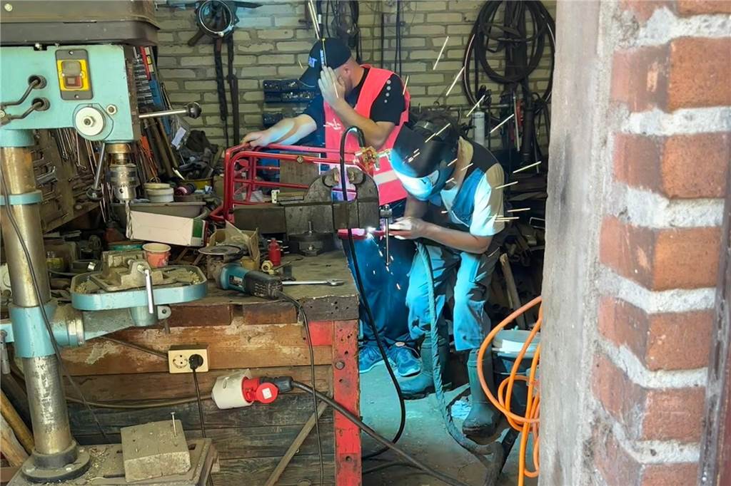 „Crazy German Guys“ haben ihre Reise nach London geschafft Ein Landwirt in Eindhoven hat den Halterner seine Garage zur Verfügung gestellt. Hier konnten sie ihren Anhänger schweißen.
