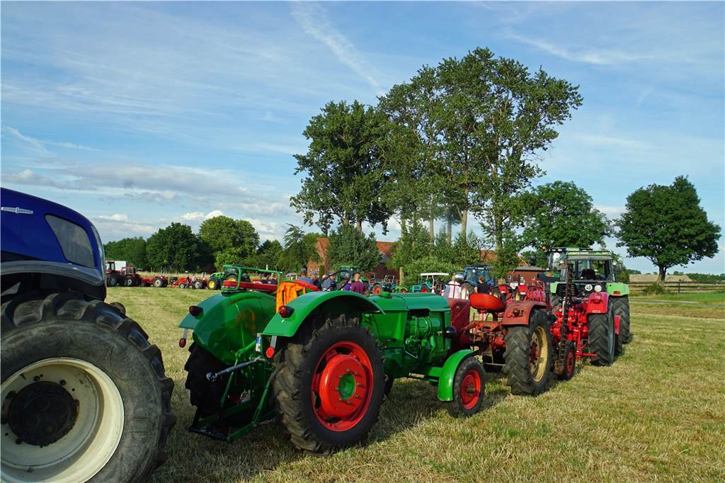 Ascheberg: Landwirte gestalten ganz besonderes Zeichen für den Frieden Trecker in einer langen Reihe.