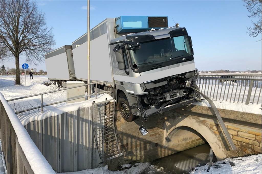 Ein Lastwagen hatte in Ostwestfalen ein Brückengeländer durchbrochen. Das Führerhaus hängt über dem Riehebach. Der Fahrer blieb unverletzt.