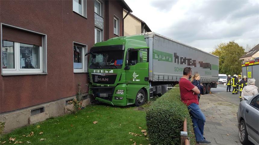 Lastwagen durchbricht Zaun und fährt in Vorgarten Ein Lastwagen kam am Donnerstag um 14.15 Uhr von der Provinzialstraße in Lütgendortmund ab und prallte gegen eine Hauswand.
