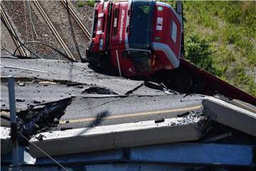 Ein Lastwagen liegt in den Trümmerdes des eingestürzten Polcevera-Viadukts. Foto: Luca Zennaro/ANSA