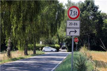 Ein Lastwagenfahrer, der es tagsüber von der B1 aus bis hierher geschafft hat, kann auch nach rechts weiterfahren auf die Nordlünerner Straße. An der Bundesstraße gibt es kein Verbotsschild für die Lünerner Bahnhofstraße. Das will die Stadt jetzt ändern.Hennes