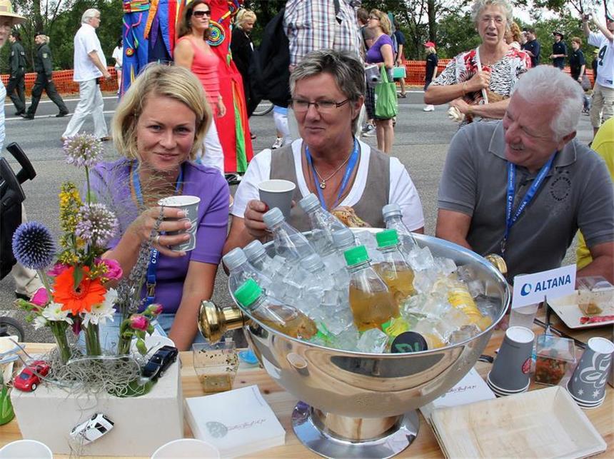 Drei Millionen Menschen feiern auf der Autobahn Ein lauschiges Picknick am Rande der Autobahn - ganz ohne Verkehrslärm.