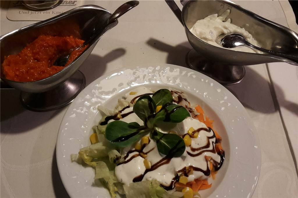 Seit 39 Jahren bietet das „Adriatik“ Balkanküche in der Innenstadt von Lünen Ein leckerer Salat, im Hintergrund Ajvar und Zaziki nach Familienrezept.