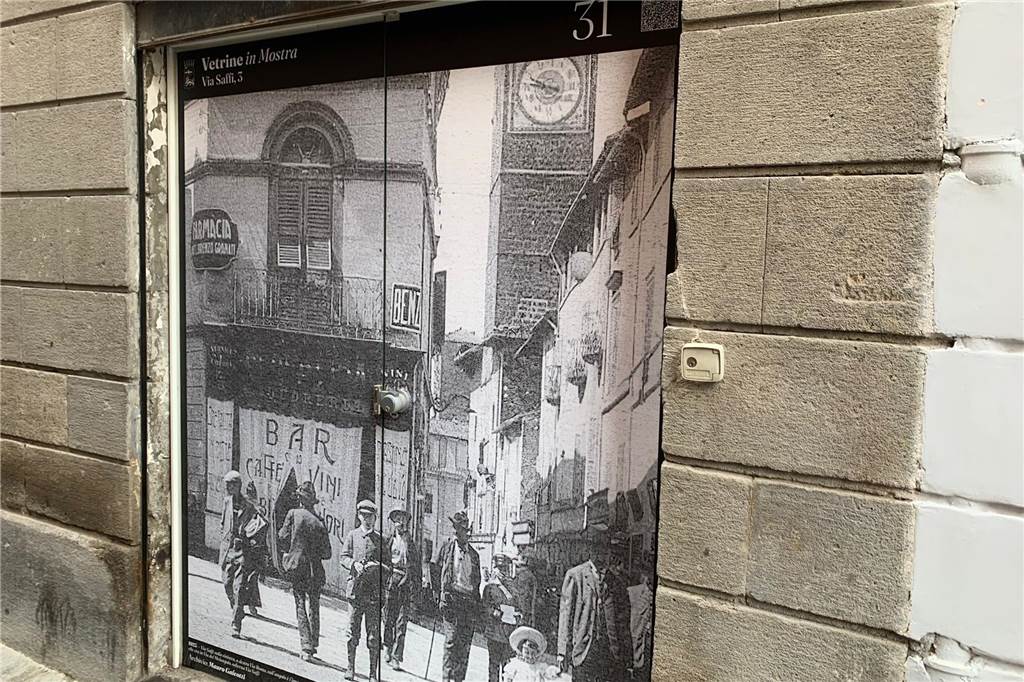 Was Castrop von Viterbo lernen könnte: „Sie lieben ihre Städte. Und wir?“ Ein Leerstand Viterbo: Hier hat man mit der Fotoaustellung das tote Schaufenster beklebt.