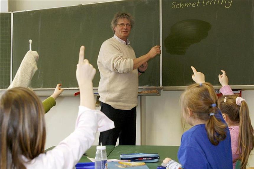 EU fördert „gute Schulen“ in NRW mit 800 Millionen Euro Ein Lehrer an der Aloysiusschule in Holzwickede (NRW) unterrichtet seine Schüler. Foto: Franz-Peter Tschauner Achtung/Archiv