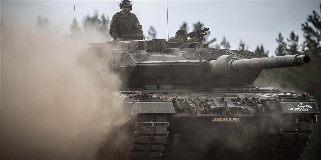 Lieferung des Leopard 2: Hat Scholz Spanien gestoppt? Ein Leopard-2-Panzer der Bundeswehr, der von der NATO Enhanced Forward Presence Battle Group (eFP-Bataillon) eingesetzt wird, fährt beim Besuch von Bundeskanzler Scholz durch das Camp Adrian Rohn.