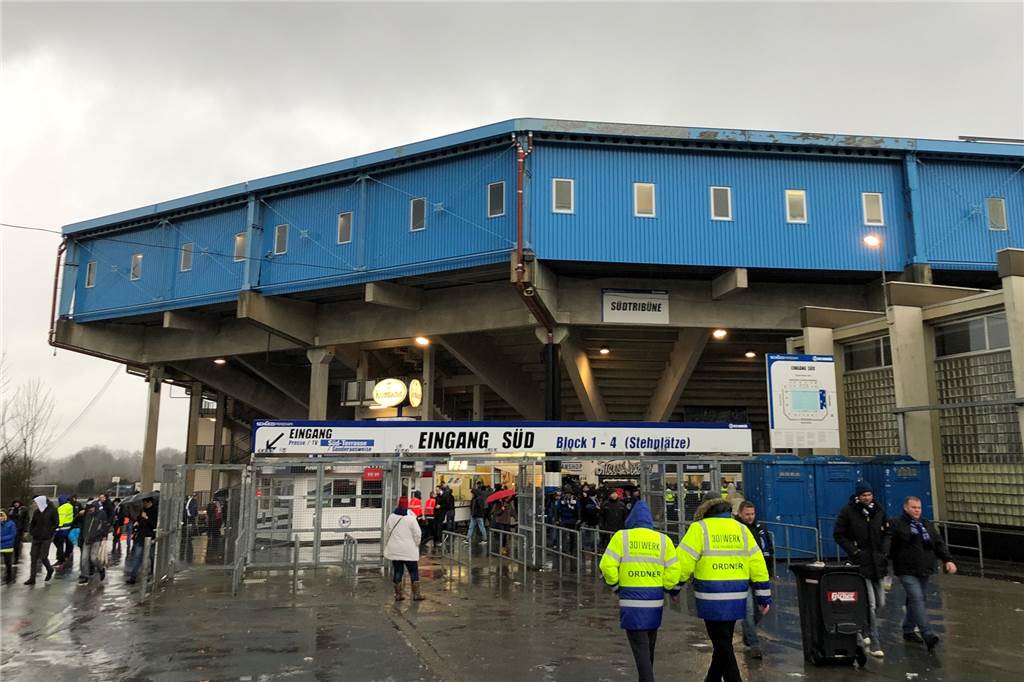 Mythos Arminia Bielefeld - und Amos Pieper mittendrin Ein letzter Blick auf die Südtribüne von außen.